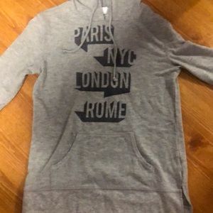 Lomg sleave shirt with hood and pocket